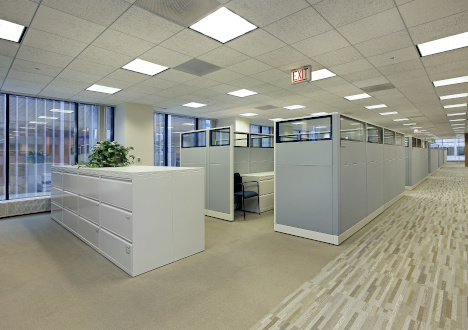 Oświetlenie w biurze – wymagania, przepisy BHP, ergonomia